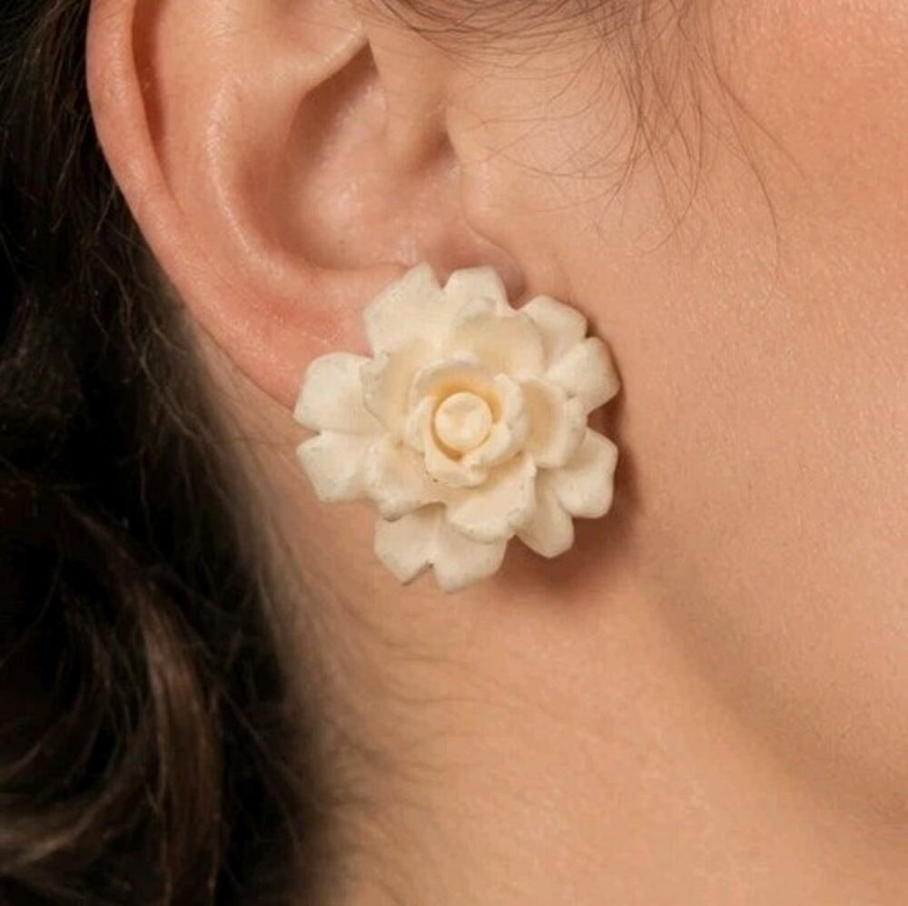Vintage Signed Judy Lee Carved Plastic Cream Flowers Mod Clip On Earrings
